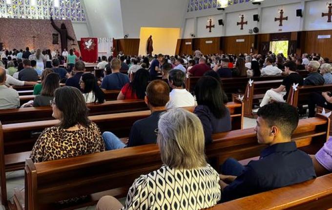 Paróquia São Miguel Arcanjo celebra crisma conjunta com 341 catequizandos