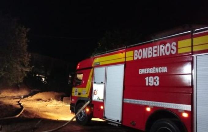Incêndio atinge indústria madeireira em Palma Sola