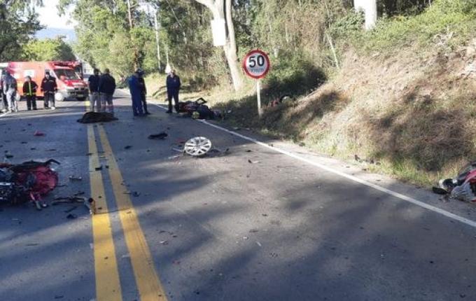 Acidente entre carro e quatro motos deixa duas pessoas mortas em Santa Catarina