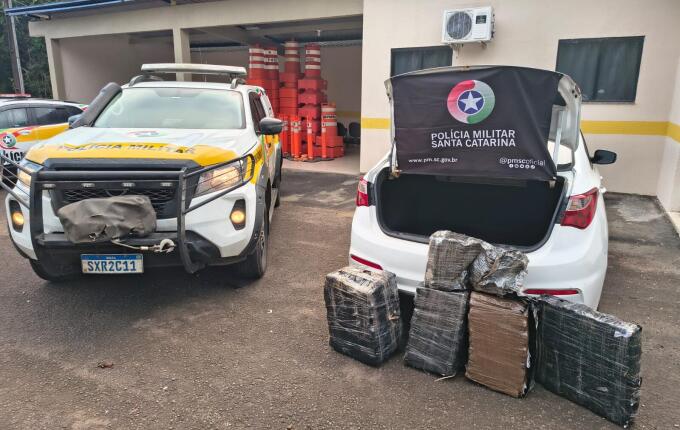 Motorista foge da PM e abandona carro com quase 100 kg de maconha em Campo Erê