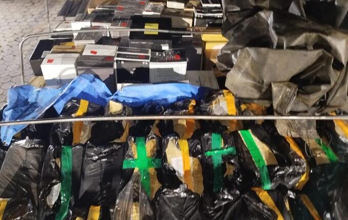 PM e PF apreendem carga milionária de cigarros, vinho e camarão em Dionísio Cerqueira