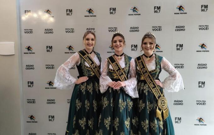 Soberanas da Oktoberfest de Itapiranga visitam Rádio Cedro