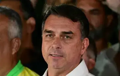 Flávio Bolsonaro se declara presidente eleito do Brasil em carta divulgada nos EUA