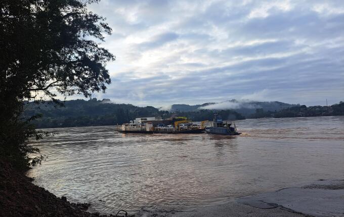 Balsa retoma travessia na manhã deste domingo em Itapiranga