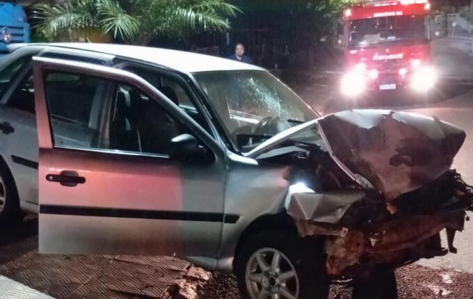 Motorista fica ferido após colidir contra carros estacionados em São Miguel do Oeste