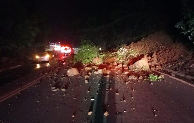 Deslizamento de terra bloqueia parcialmente a BR-282 em Nova Itaberaba