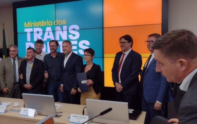 Comitiva da Ameosc discute infraestrutura da região com autoridades em Brasília