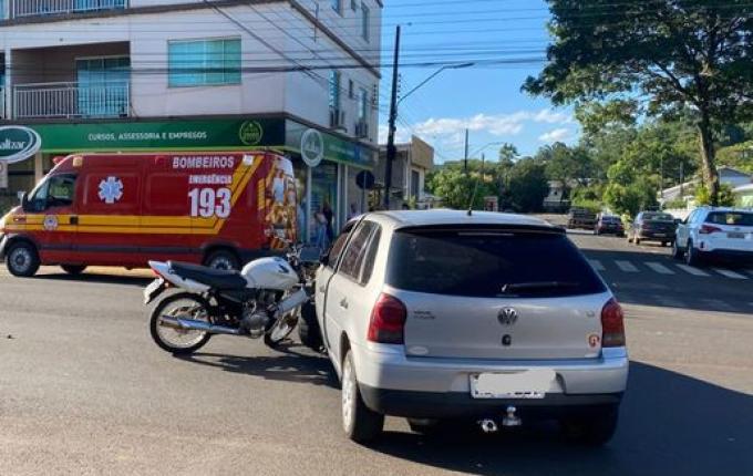 Mulher sofre traumatismo craniano em colisão entre moto e carro em Maravilha