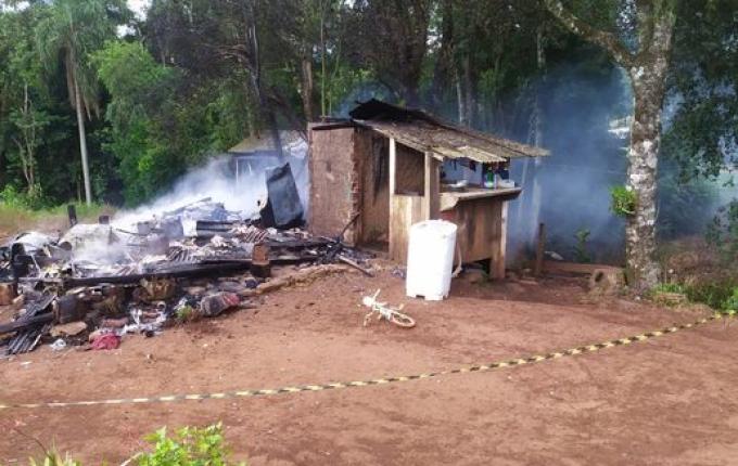 Família tem casa destruída pelo fogo no interior de Campo Erê
