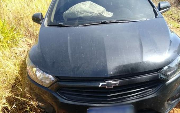 Pedra na estrada causa saída de pista no interior