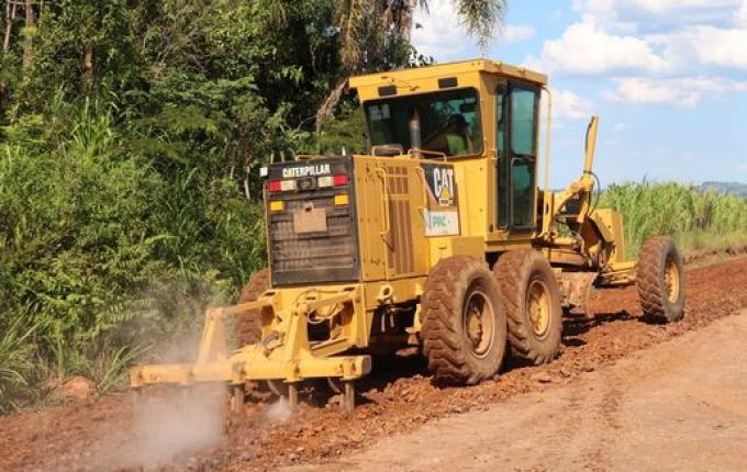 Iporã do Oeste intensifica trabalhos de recuperação de estradas no interior