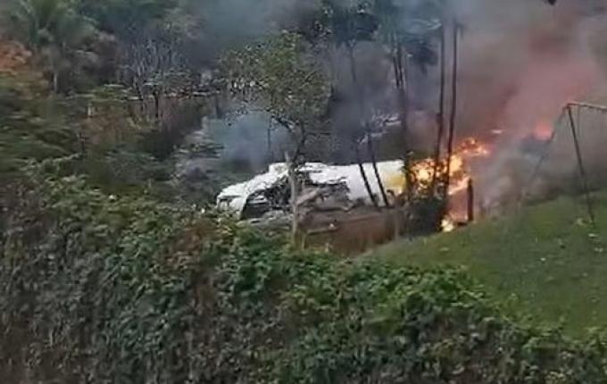 Avião com 62 pessoas a bordo cai em Vinhedo, no interior de SP