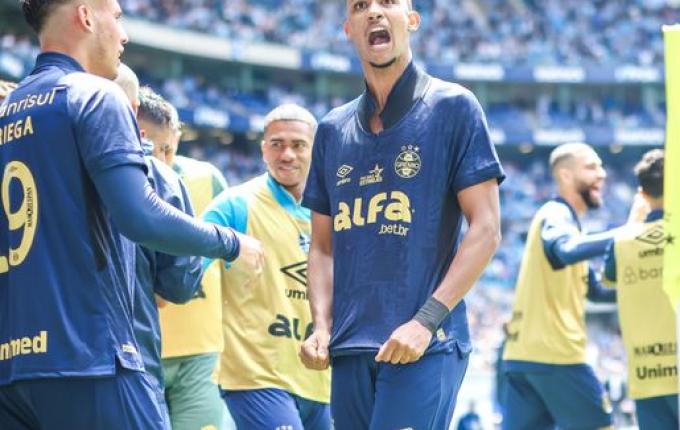Grêmio sofre, mas bate o Vitória na estreia de Jair Ventura e volta a vencer na Arena
