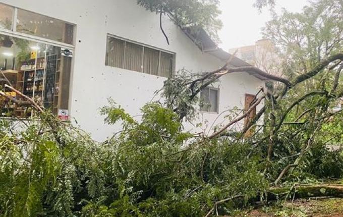 FOTOS: Temporal causa diversos prejuízos e transtornos em Itapiranga