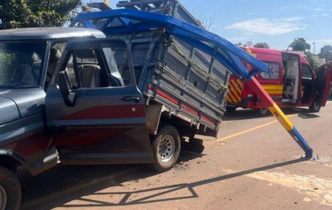 Colisão de boiadeira com estrutura metálica deixa mulher ferida em Campo Erê