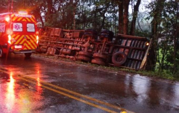 Caminhão tomba após sair da pista na SC 160, em Pinhalzinho