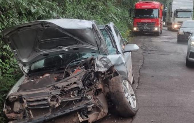 Mulher fica ferida em colisão frontal na Rodovia de acesso à Princesa