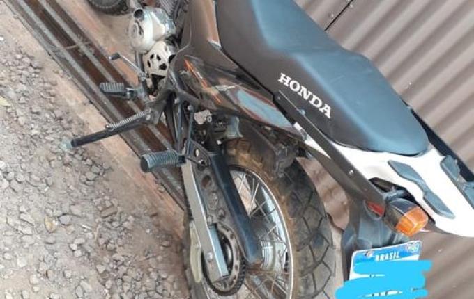 Colisão deixa duas pessoas feridas