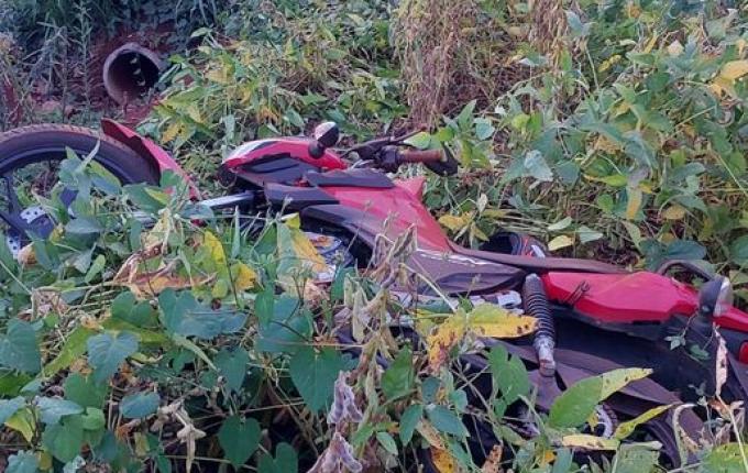 Motociclista fica ferido em colisão com micro-ônibus em Cunha Porã