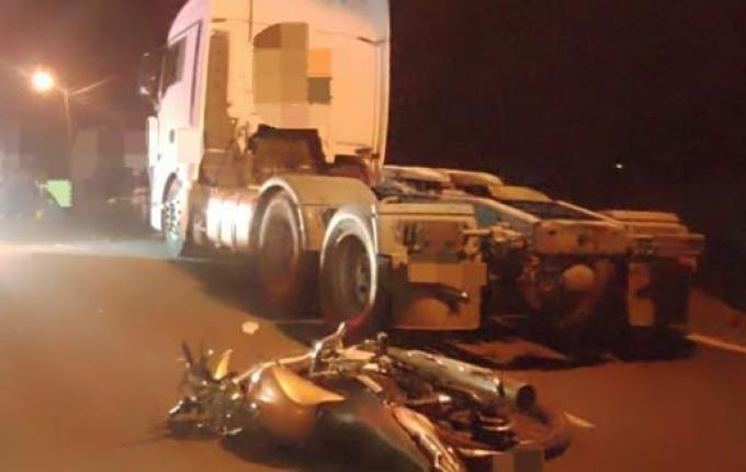 Acidente entre moto e caminhão deixa homem ferido em Maravilha