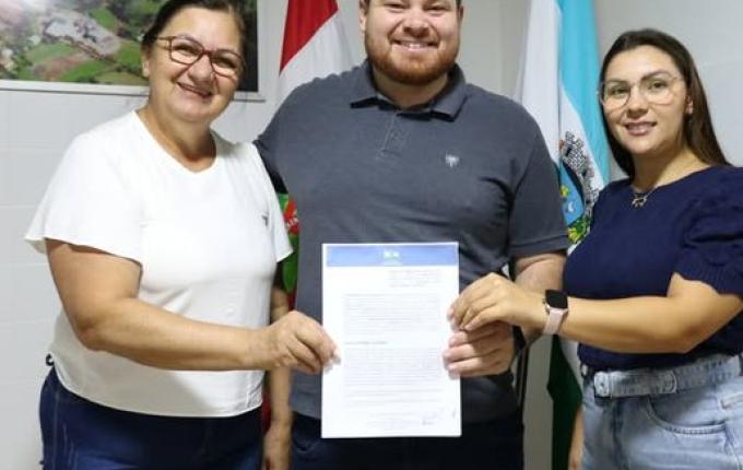 Iporã do Oeste assina termo de fomento com CFR Esperança