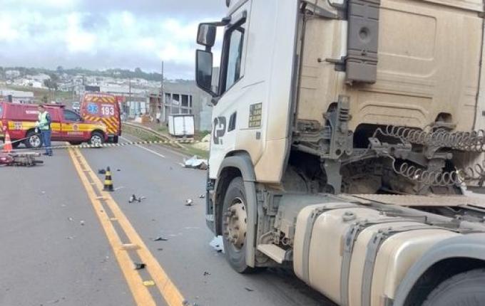 Acidente entre caminhão e moto deixa um morto na SC-157