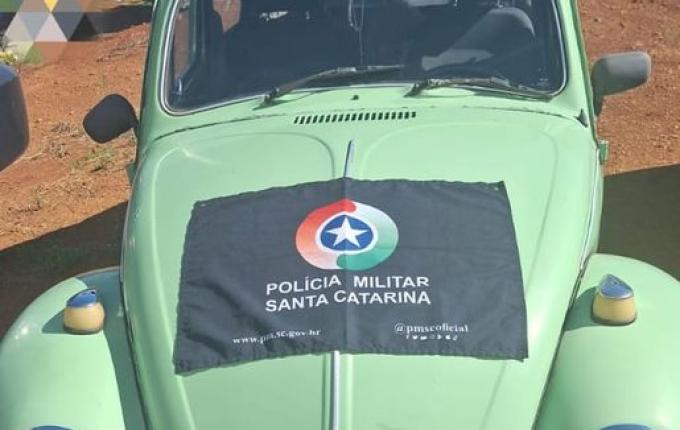 Fusca furtado é encontrado coberto com panos no pátio de casa