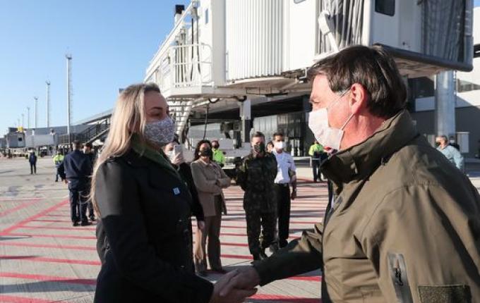 Bolsonaro garante apoio do Governo Federal para reconstrução de estruturas danificadas