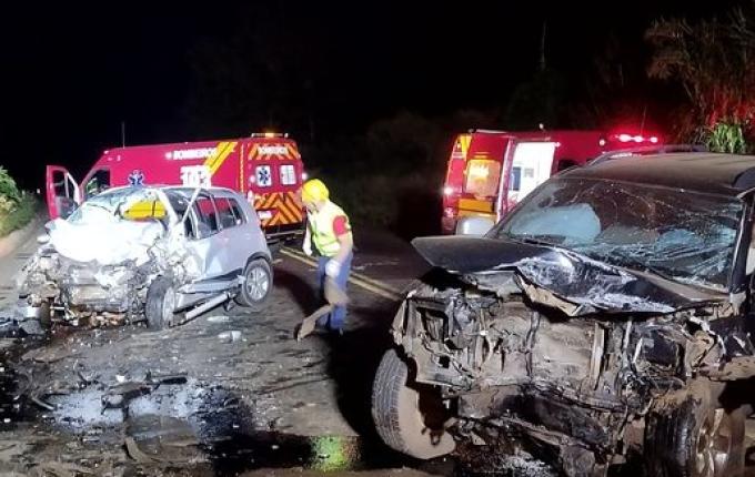Duas pessoas morrem após colisão frontal entre automóveis na BR-282