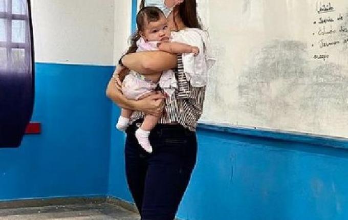 Professora segura bebê de aluna adolescente para ela estudar e foto viraliza
