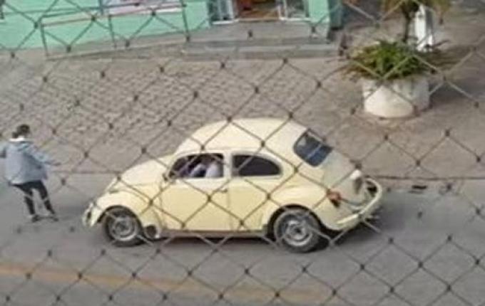 VÍDEO: Motorista de Fusca atropela mulher e vítima é arremessada