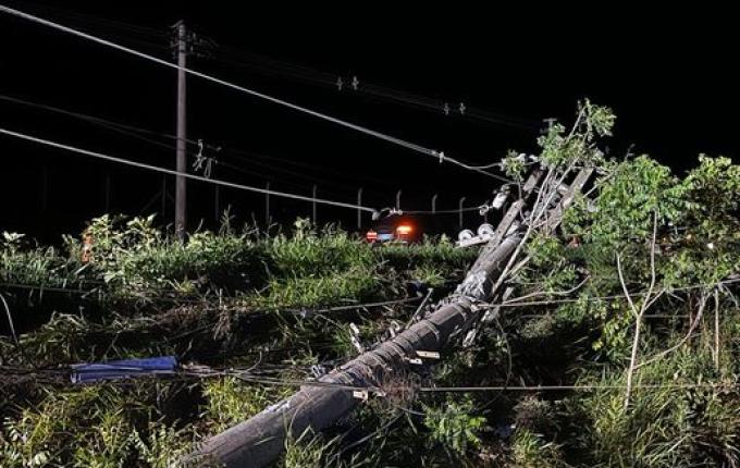VÍDEO: Camioneta sai da pista, se choca contra postes e capota em SMOeste