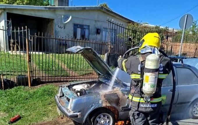 Incêndio atinge Chevette em São Lourenço do Oeste