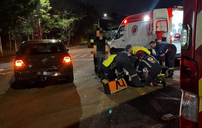 Mulher atravessa rua fora da faixa e acaba atropelada em SMOeste