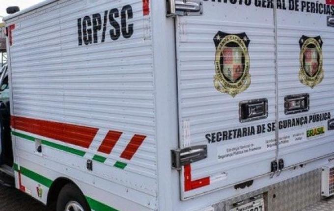 Papai Noel invade residência rende casal e mata jovem a tiros em SC