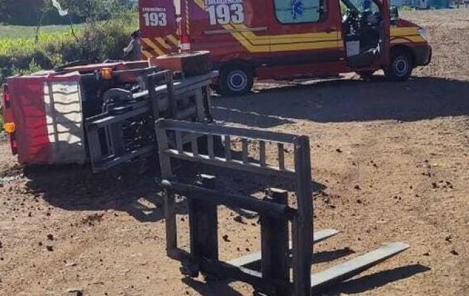 Empilhadeira tomba e motorista fica ferido em São José do Cedro