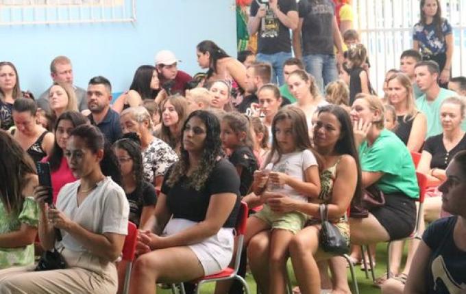 Estudantes de São José do Cedro recebem doação de livros infantis
