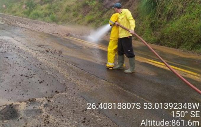 Equipes são acionadas para limpeza de pista na SC-305 após desmoronamento de terra