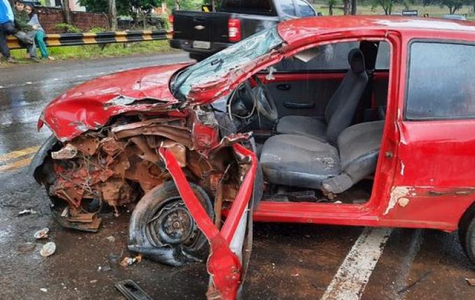 Colisão entre carro e caminhão deixa dois feridos na BR 158