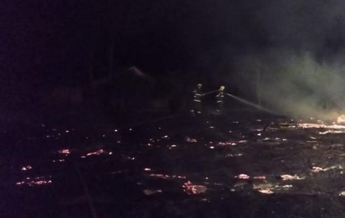Bombeiros de Cunha Porã combatem incêndio em área de vegetação