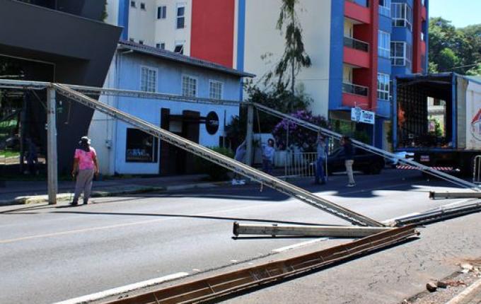 Estrutura do XX Motocão começa tomar forma na praça central de SMOeste