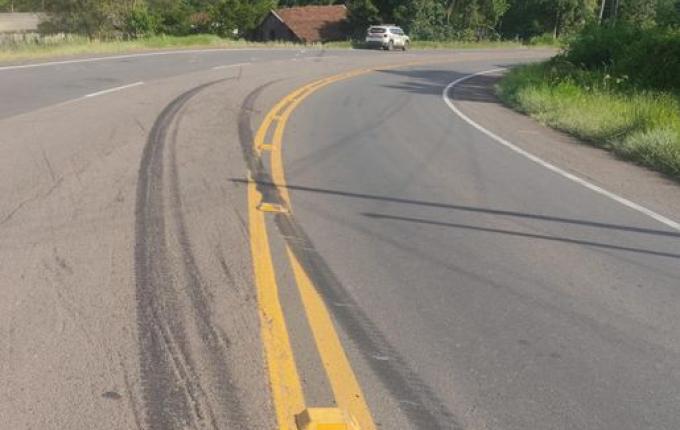 Caminhão capota em Romelândia e motorista fica gravemente ferido