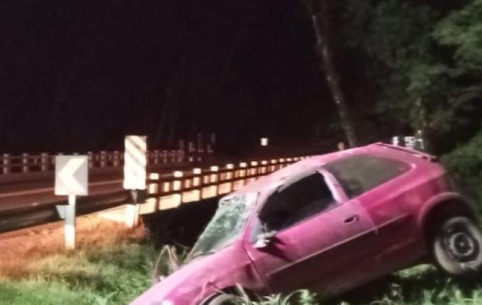 Carro capota na BR-282 em Pinhalzinho e deixa mulher e duas crianças feridas