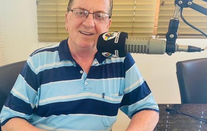Sete meses após AVC, Padre Dionísio visita Rádio Itapiranga