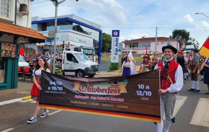 Desfile Cultural da 46ª Oktoberfest reúne 40 entidades