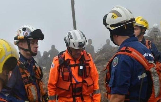 Bombeiros de Santa Catarina chegam a Petrópolis para auxiliar nas buscas
