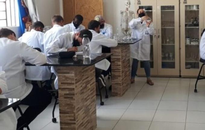 Seis em cada 10 escolas públicas de SC não têm laboratório de ciências no fundamental II