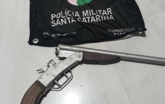 Homem é preso por ameaçar mulher com arma de fogo