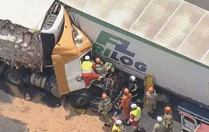 Motorista de carreta com placas de Descanso morre em grave acidente no RJ