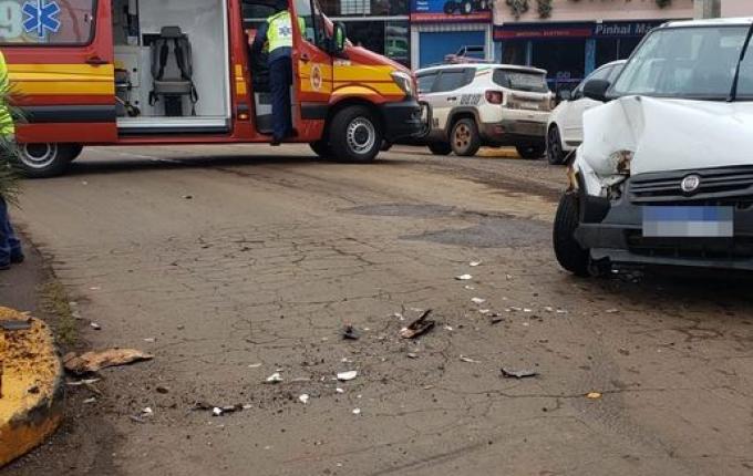 Veículo colide em poste de energia elétrica no centro de Iporã do Oeste